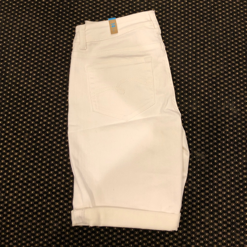 NWT white Bermuda shorts